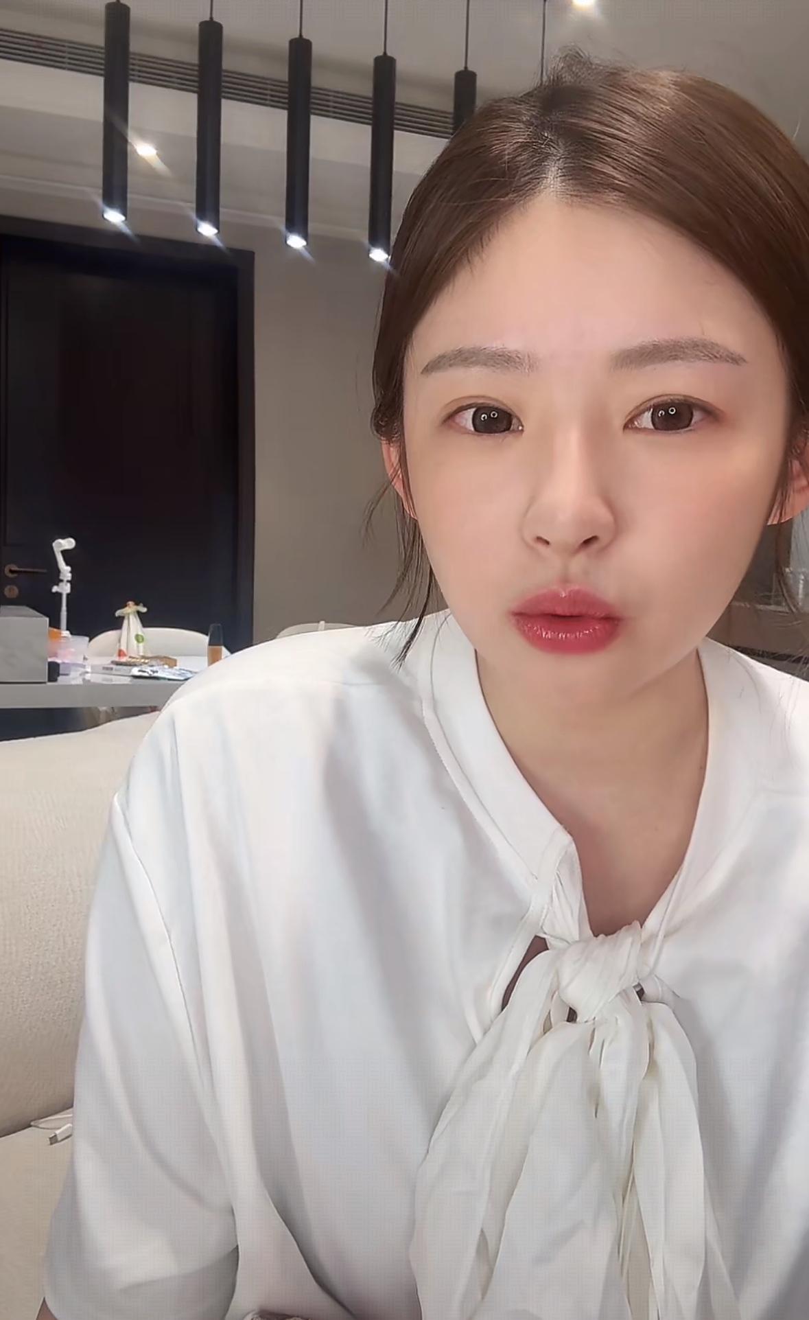 今晚，黄一鸣直播时说到，在她们家她地位最低，没人听她的话，也没人关心她，什么事都