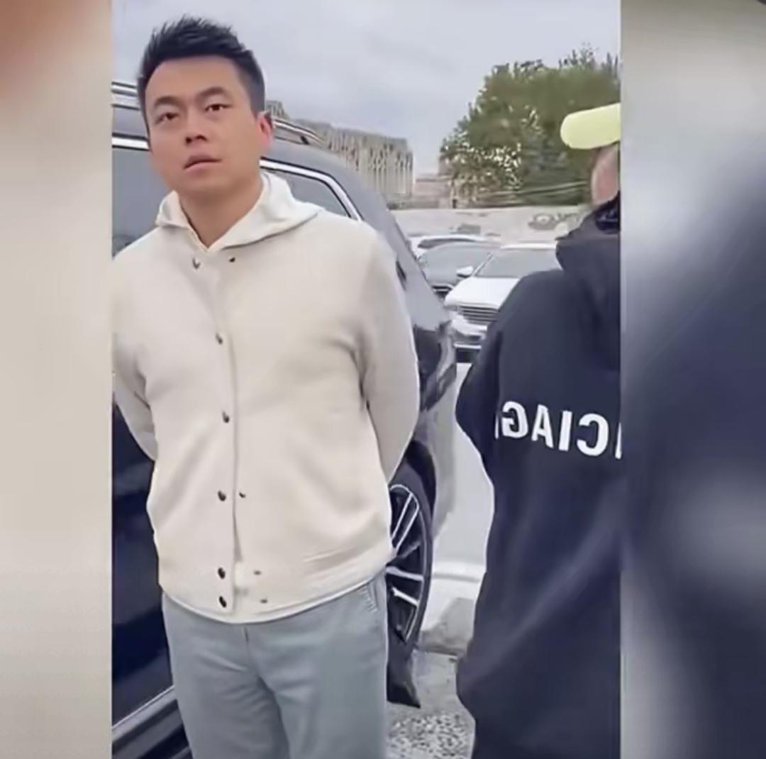 最近听说有个事儿。某大律所的合伙人，留学回来的硕士，人挺能干的。这人现在带着个小