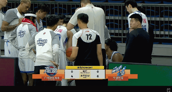 宁波男篮挺有意思，今晚主教练不在，张兆旭临时代理主教练，但是球队最后一攻却是球员