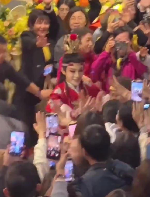 陈丽君台湾巡演人气大爆，开票即售罄，用越音连两岸深情最近青年越剧演员陈丽君彻底