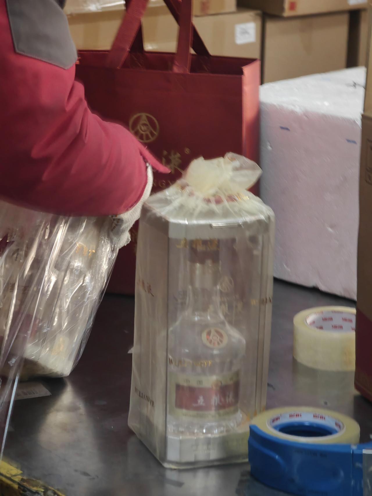 近日，在银川某公司买了一些过年的酒，其中五粮液52度八代每瓶850元左右（记得一