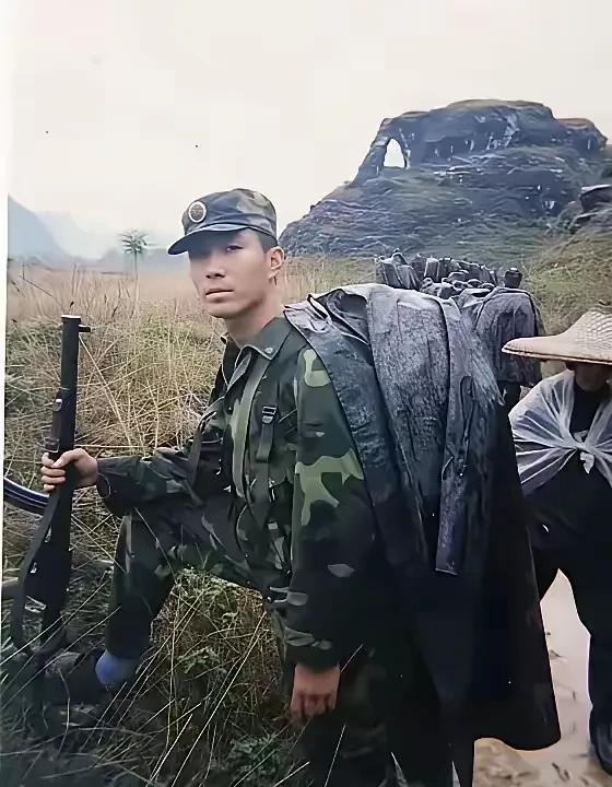 大家仔细看看这名战士手中的步枪，不是常见的八一杠步枪，感觉非常少见，大家有认识的