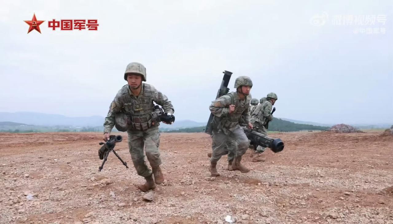 在大陆军的某些装甲部队，已经将35毫米狙击榴，下发配备到排级单位。这张照片中，1