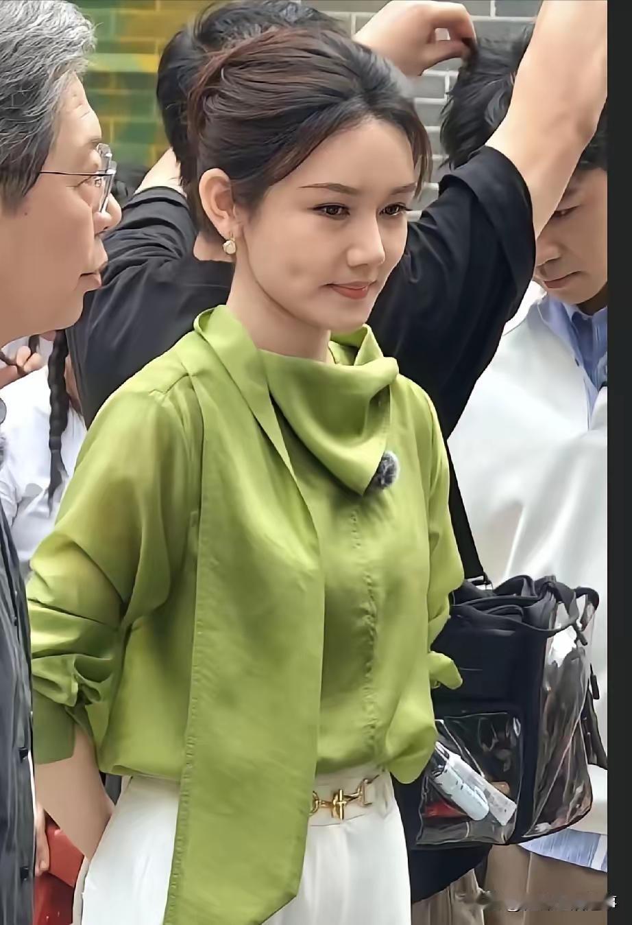 第一次看到龙洋素颜，确实和电视上差别不小。电视里的她精神饱满、大方漂亮，皮肤更是