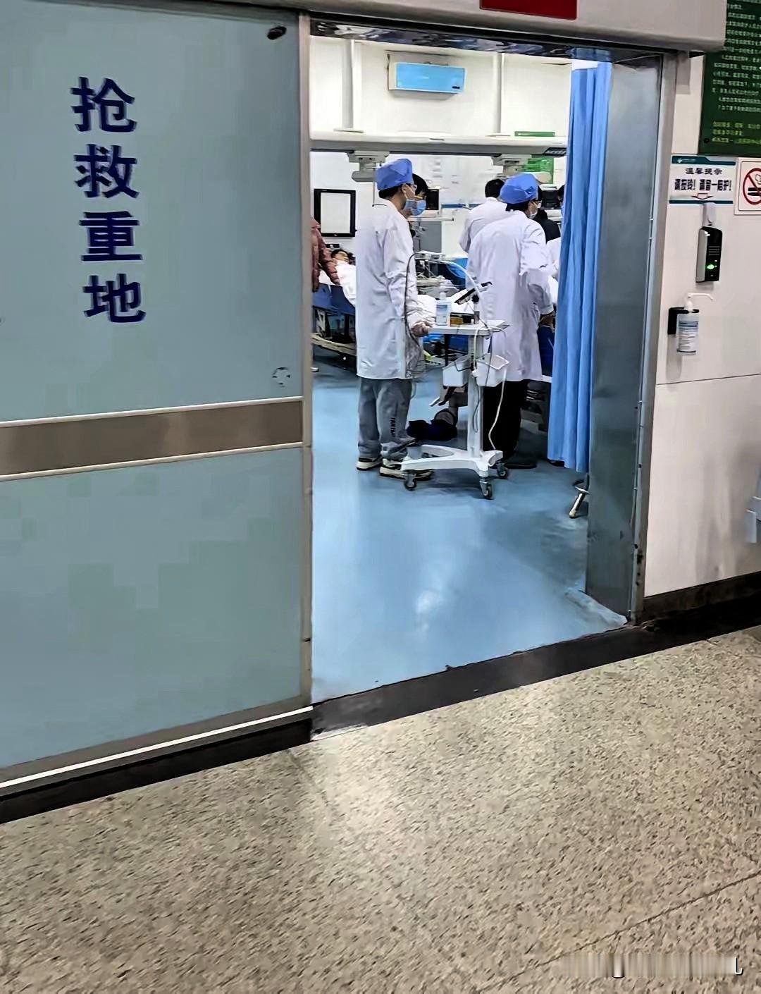 人不作死就不会死今早凌晨，我妈妈的朋友在医院抢救无效，宣布死亡，享年54岁。