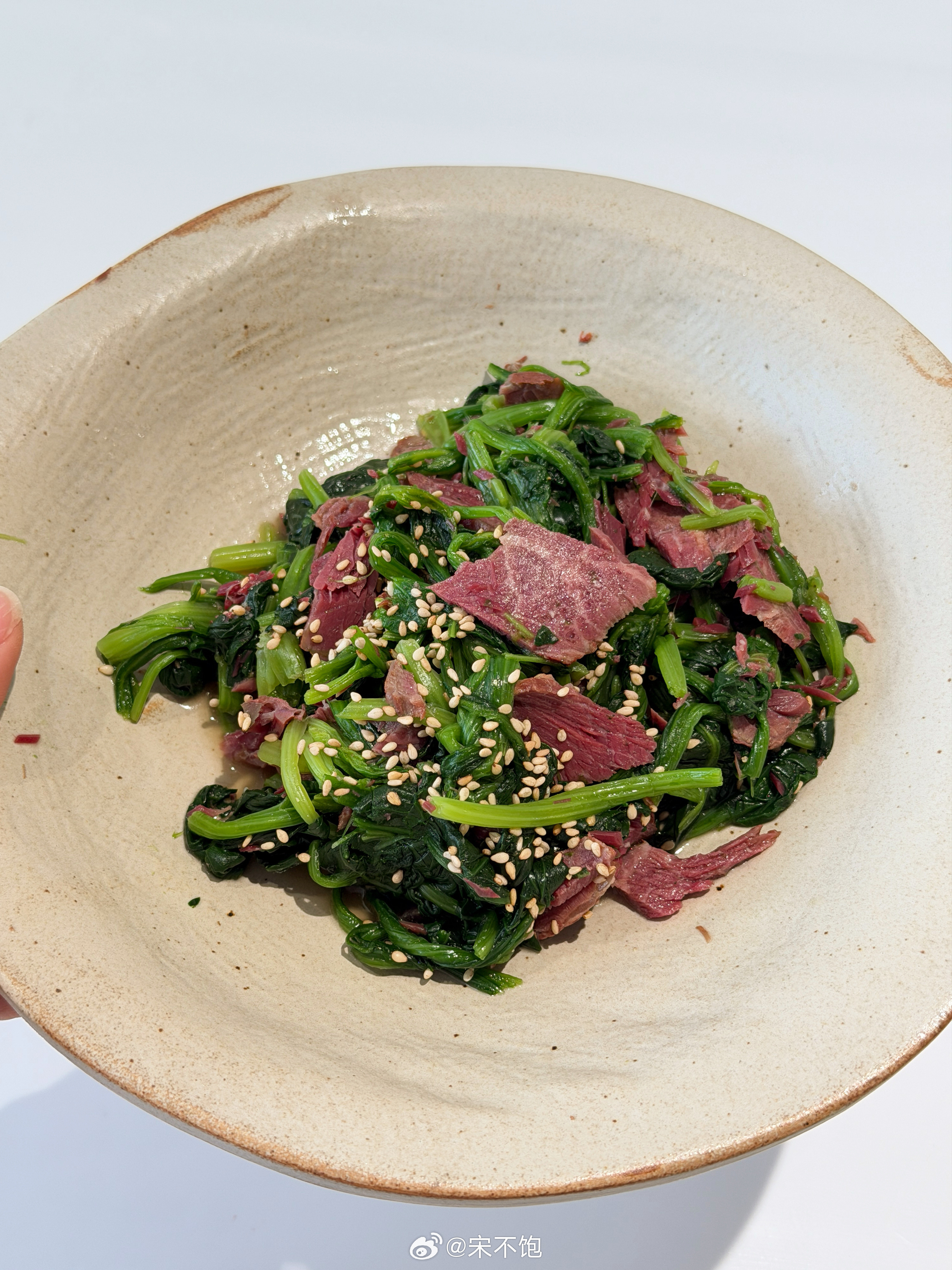 让我吃瘦十斤的凉拌菜，今天是菠菜拌牛肉。酱牛肉真的是减脂期的优质食材，建议自己在