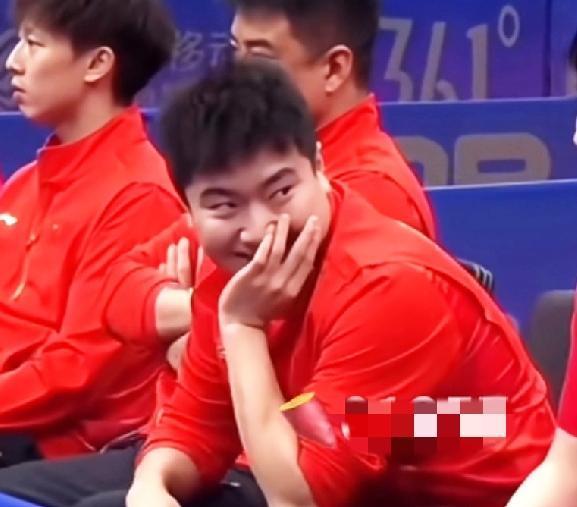 梁靖崑竟然做起了场外指导，这也是极其罕见的一幕，想想就觉得好玩。多哈球星