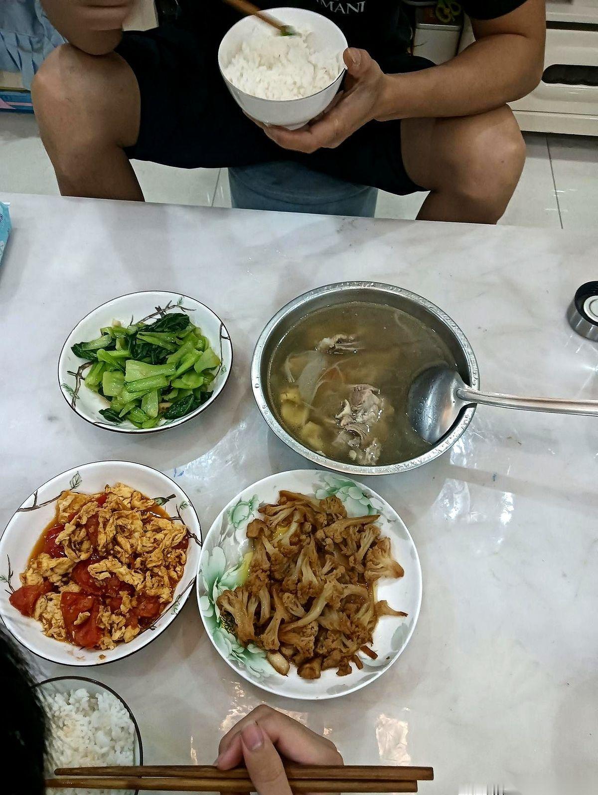 滚烫的排骨汤浇在手背上，皮肉瞬间红了一大片。她疼得“啊”地惨叫出声，连退半步。客