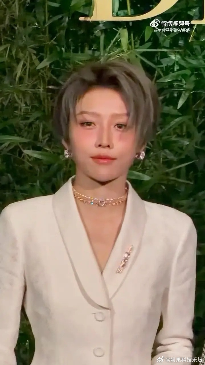 迪奥宣传大使戴的珠宝还不如王楚然的大，这有点说不过去了吧？