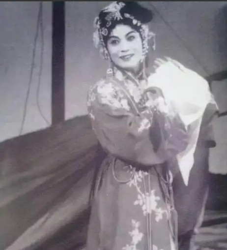 1967年，北京某医院，女人躺在冰冷的走廊上，坚持了两天才咽下最后一口气。护士在