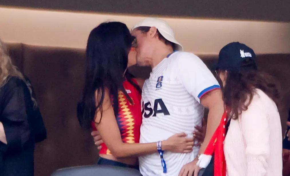 不想结婚！62岁布拉德·皮特世界杯包厢与33岁女友热吻，恋情又成为焦点