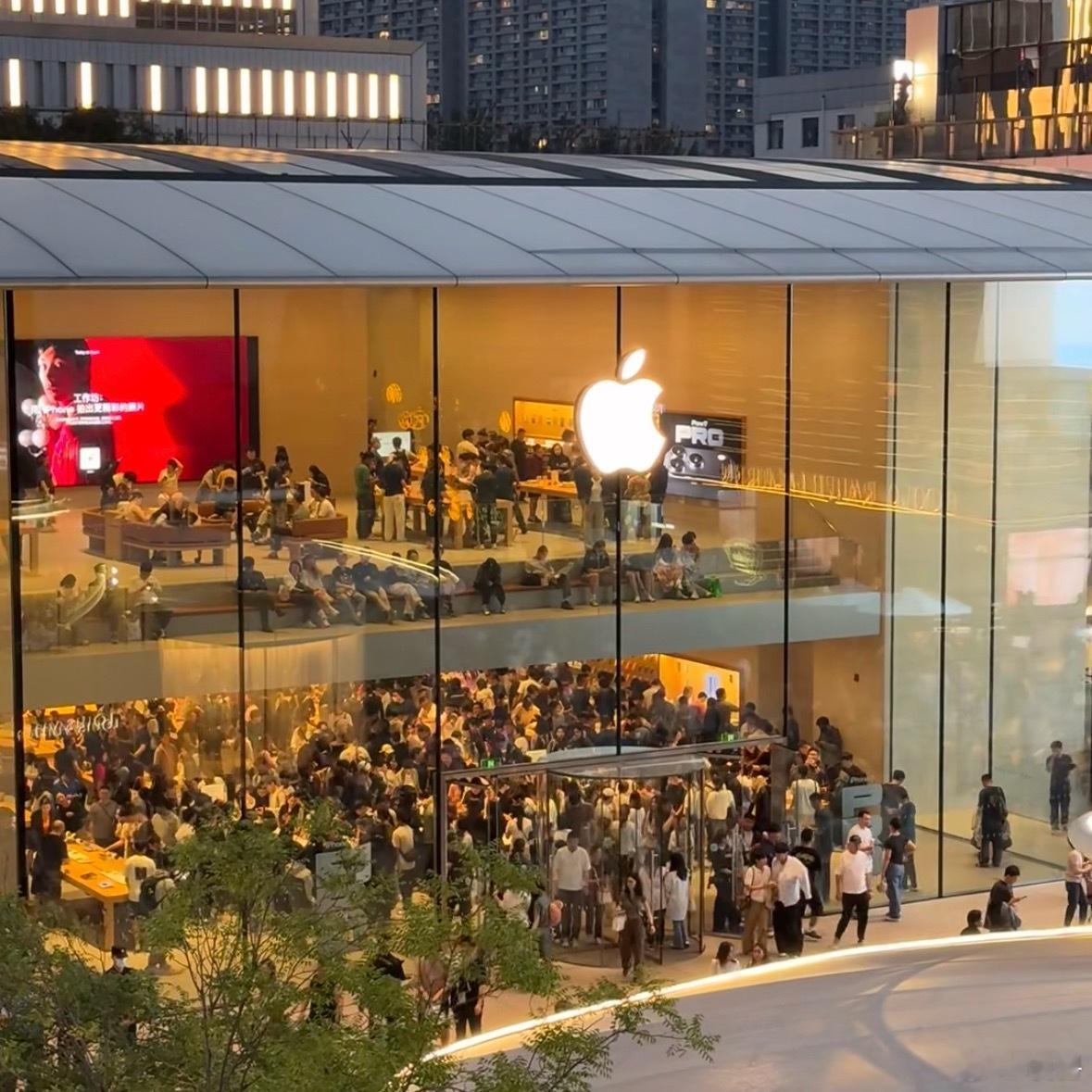 iPhone18Pro转手就能加价3000元以前只要苹果发布新品，三里屯苹果店门