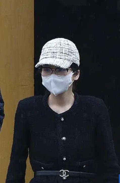 最近，23岁华裔女子杨兰兰火了！事件起因是其在澳大利亚开豪车出了车祸，撞伤人后