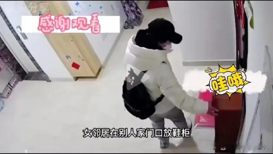 女人把鞋柜放的不是地方，邻居不惯着她，直接给砸了。女人把自家的鞋柜放在别人家门口