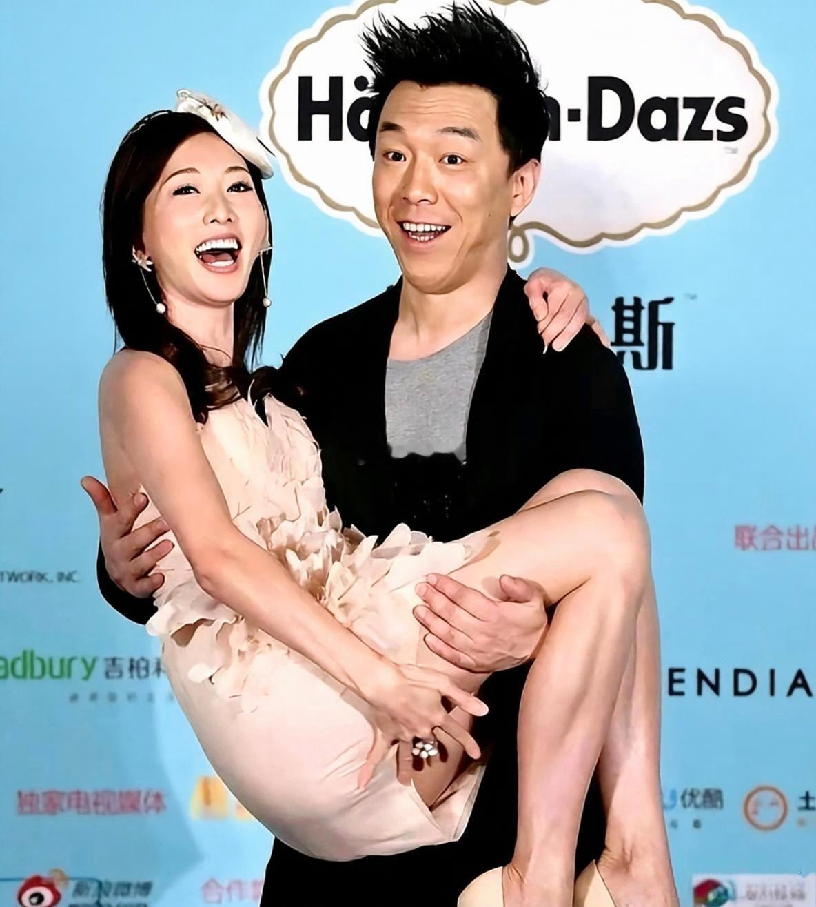 小S在节目上当众给黄渤挖了个坑：“林志玲跟你拍完吻戏，回家吐了一个月？”黄渤眼皮都没抬一下，顺着话茬