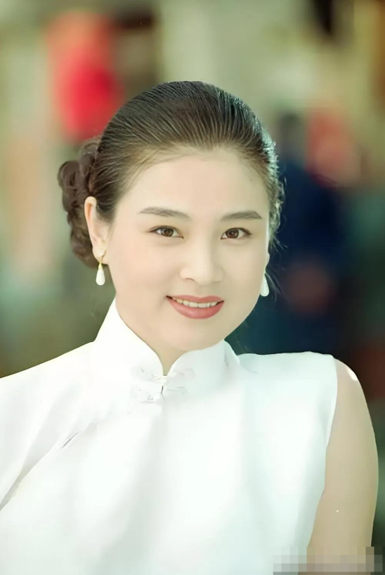 九十年代的第一美女，她才是当之无愧的。一双灵动的大眼睛特别的迷人，鹅蛋脸型，人见