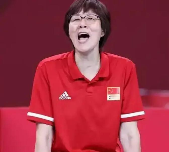 郎平做的最狠一件事：故意让李盈莹在世界面前“出丑”。东京奥运，她的一传被打