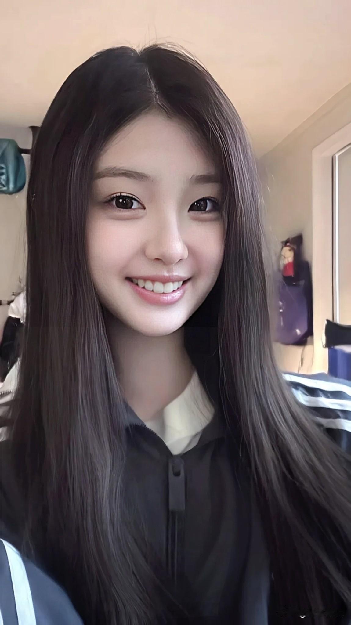 简约运动风穿搭，也锁不住甜妹的笑，嘴角上扬的瞬间，快乐都要溢出来咯，这份元气谁能