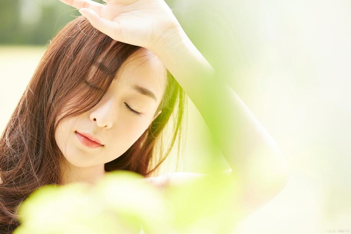 老张说婚外情的快乐转瞬即逝，激情退去全是痛苦。他掰着手指头数了十种。没法光明正