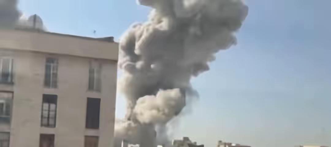 历史总是惊人的相似。最近这事儿，看得人直呼爽！美国又在谈判时搞轰炸，这招几十