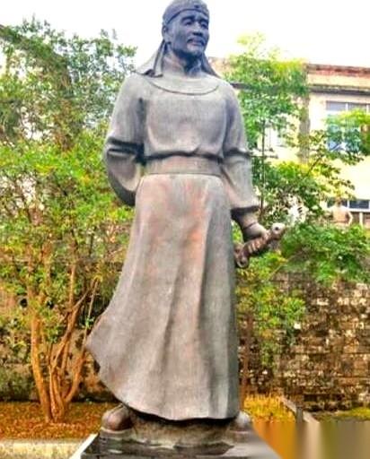 “六弟，杀我，别害了天国。”当韦昌辉的刀手冲进来时，杨秀清跪在地上，大概是这么