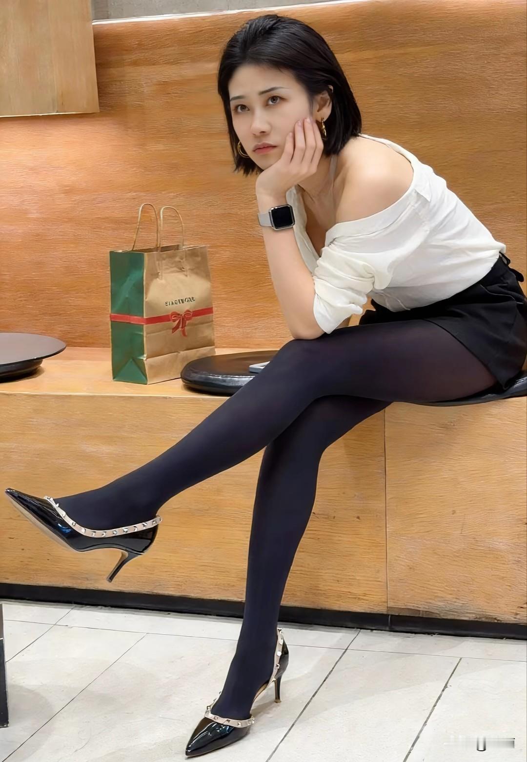 女人为什么喜欢穿黑袜裤