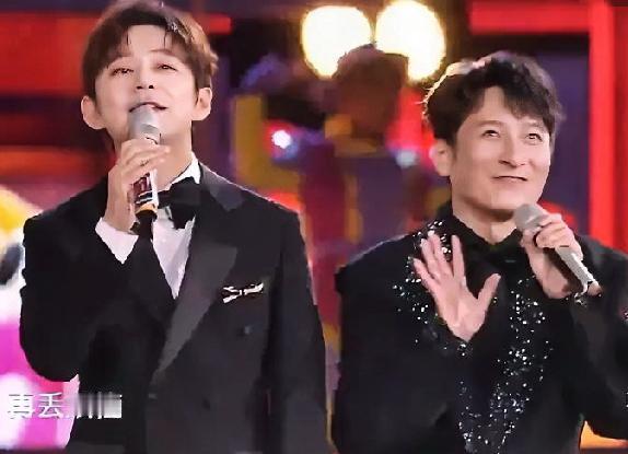 昨晚湖南卫视跨年晚会，何炅带着李维嘉一句“我回家了