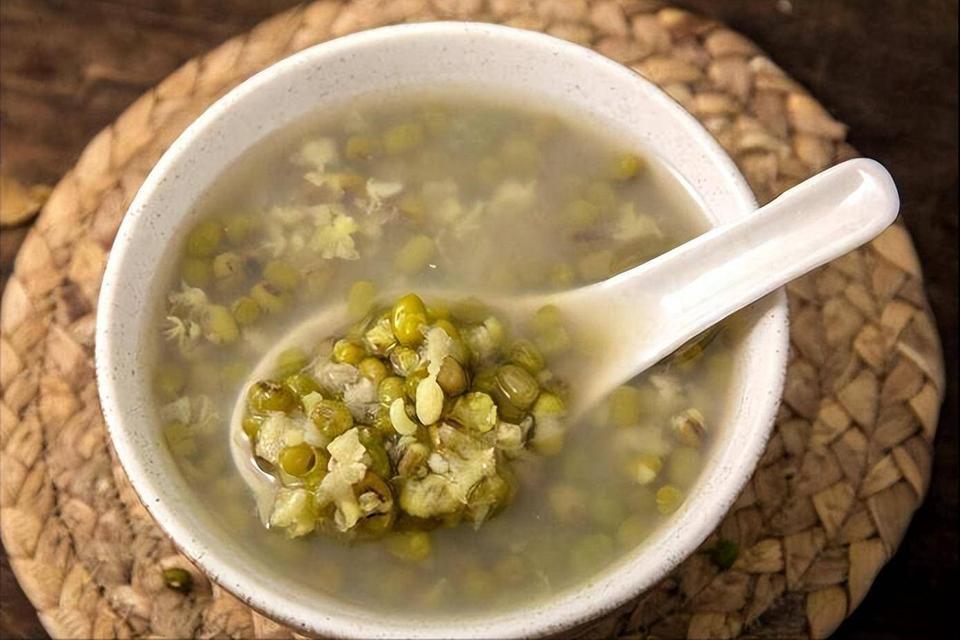 绿豆配一宝，少往医院跑，一祛湿，二消暑，三补水降低胆固醇夏天一热，身体就开始“