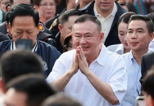 他信出狱了！ 5月11日，泰国前总理他信假释出狱，泰国司法部假释委员会决定，