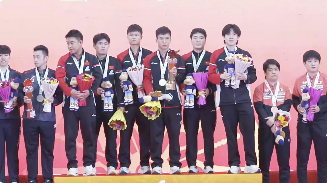 颁奖照[笑着哭]！国乒选手包揽第28届乒乓球印度亚锦赛男团、女团两个冠军，这颁奖