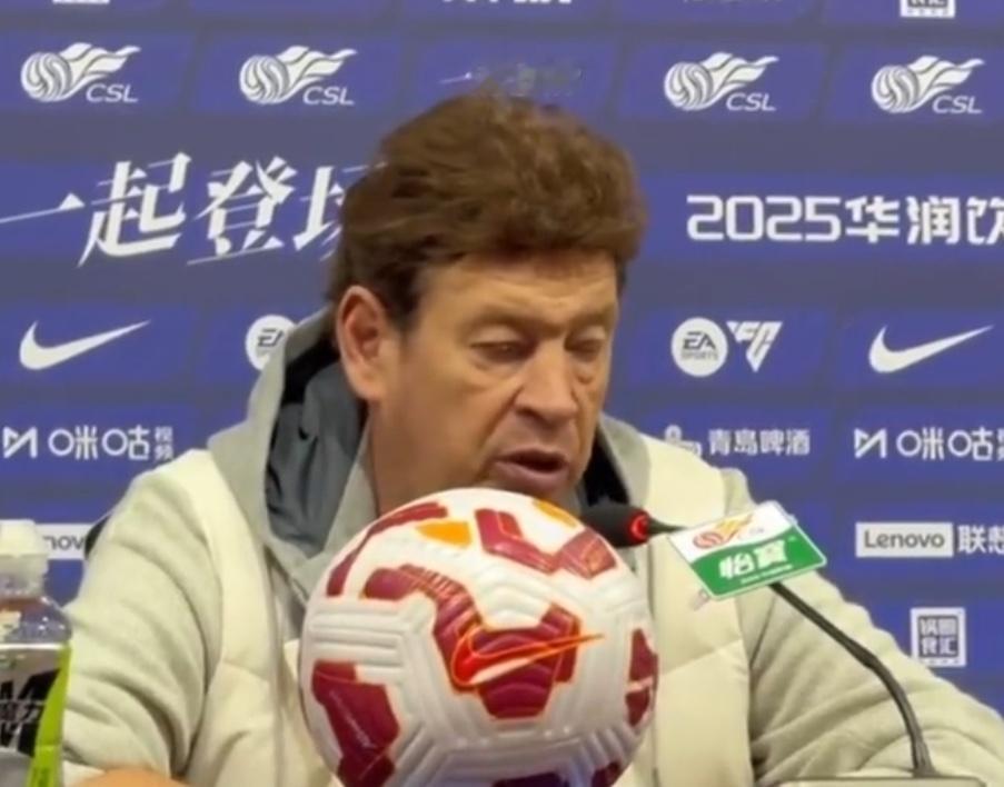 斯卢茨基透露申花外援调整，或将继续执教申花。上海申花连续两个赛季败于上海海港，斯