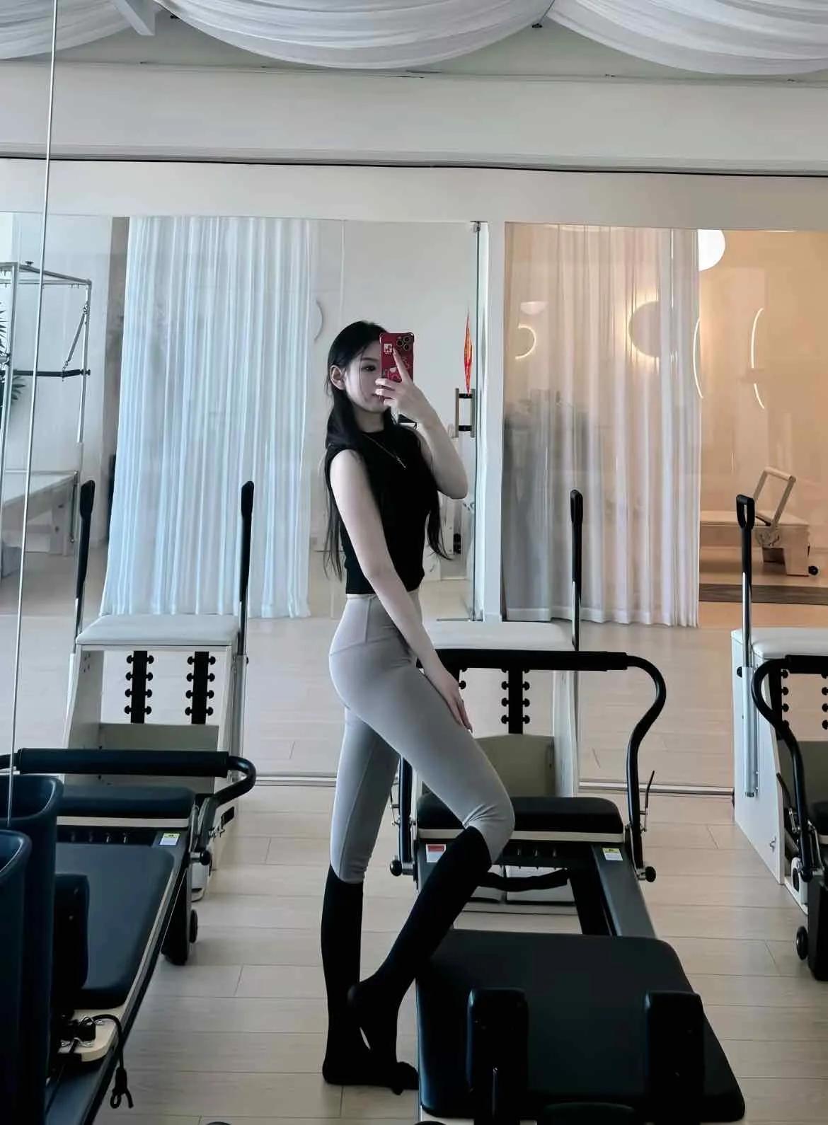 比起黑色袜子我还是喜欢白色的，下次不穿这双黑色的了[比心]白丝袜搭配