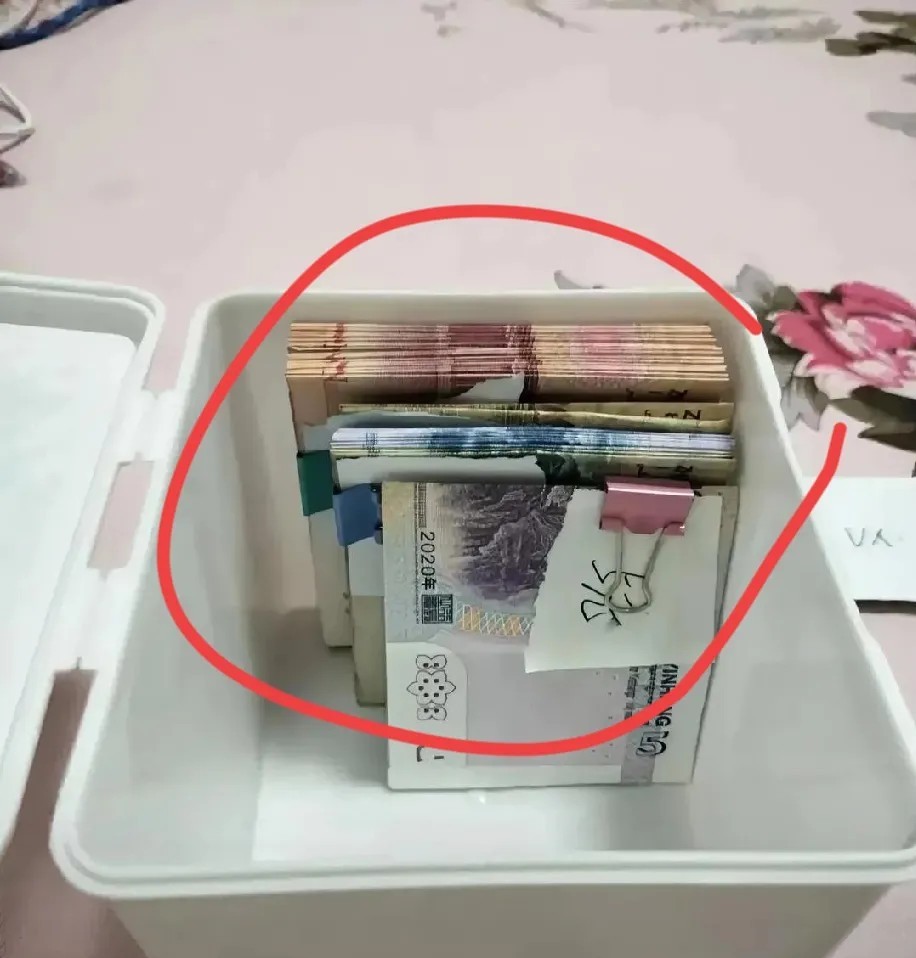 妈妈打开女儿行李，当场破防高考结束之后，一位妈妈整理女儿行李时，心脏被狠狠撞了