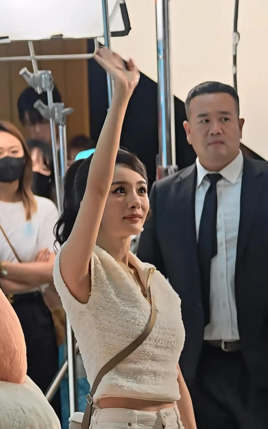 杨幂这脸还是好权威啊，感觉她可以出一本关于美容的书了！杨幂现身上海参加活动，高