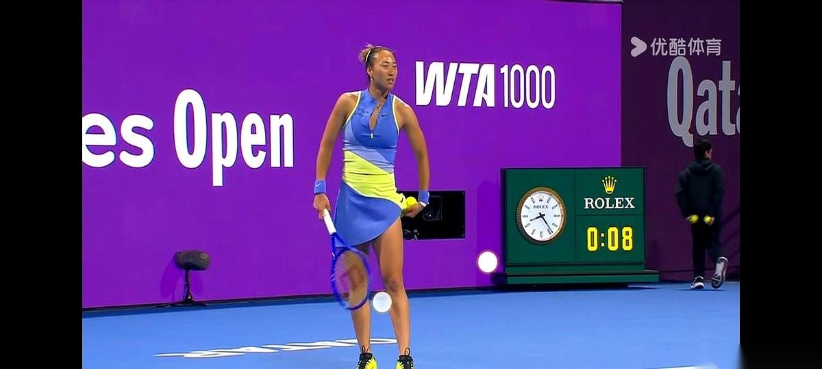 我真的，每次看郑钦文比赛，都想冲进电视里把她那身衣服给扒了。点名批评，耐克的设