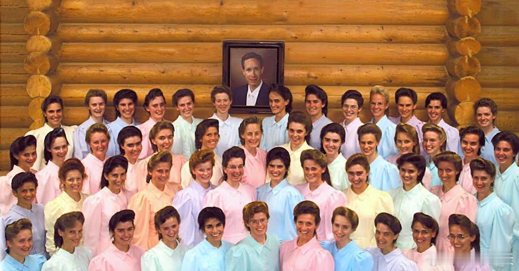 美式邪教照片中央坐的男子叫沃伦·杰夫斯，美国原教旨主义耶稣基督后期圣徒教会（简称