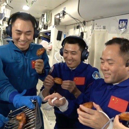 中国空间站可以吃烧烤了！ 瞧瞧，扑面而来的太空烤鸡翅，隔着屏幕都能感到香气满