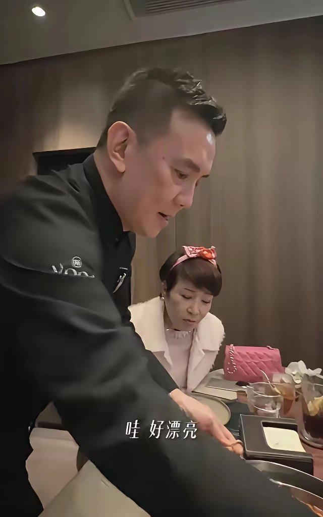 谢霆锋带74岁狄波拉吃老店被拍，消瘦憔悴仍耐心介绍菜品，网友泪目：父亲走后他成顶梁柱​