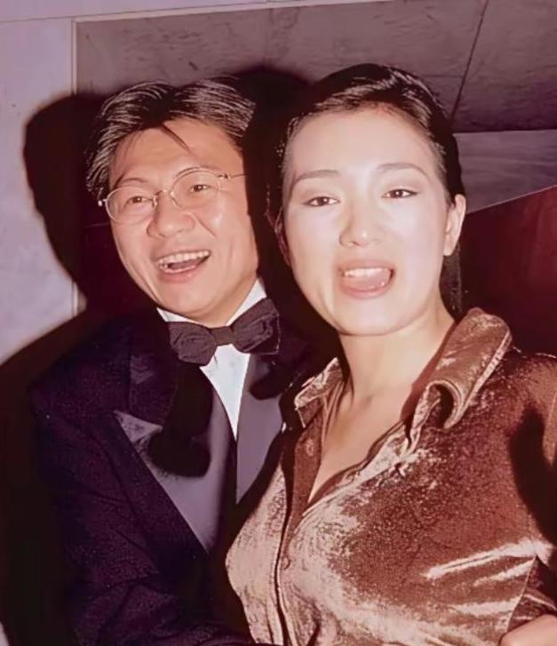 为生孩子，影后巩俐喝了大半年中药。 1996年，她嫁新加坡商人黄和祥。 