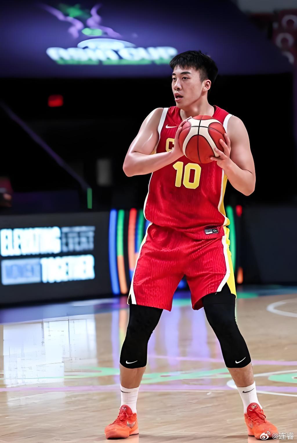 我们真的极其需要有支配球能力的锋线球员，但是王俊杰在亚洲杯上的发挥之优秀甚至让我