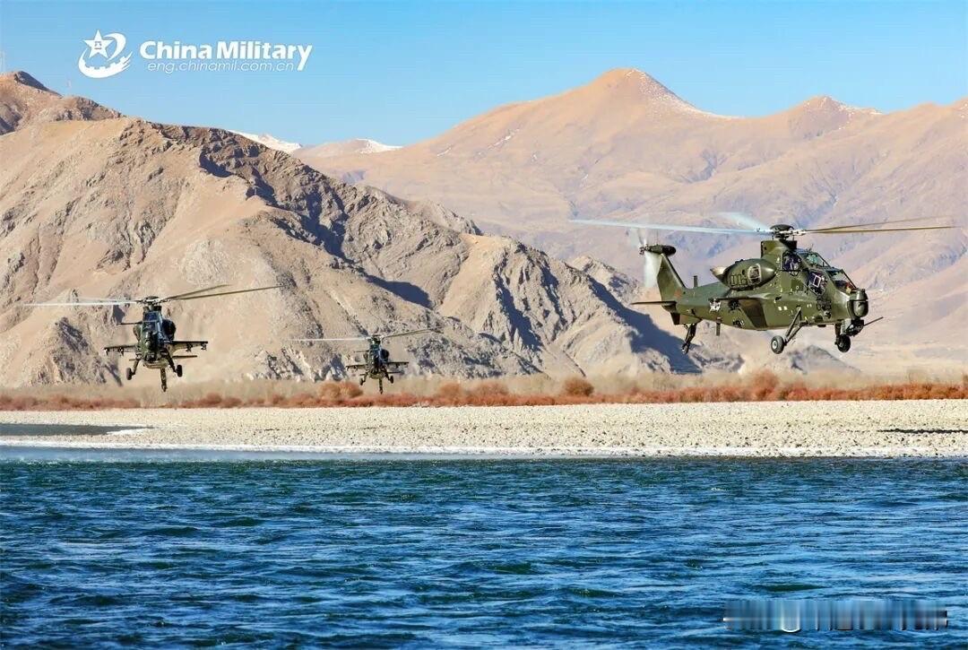 在海拔4000多米的阿里雪域高原，新疆军区陆航旅装备的“霹雳火”武直-10攻击直