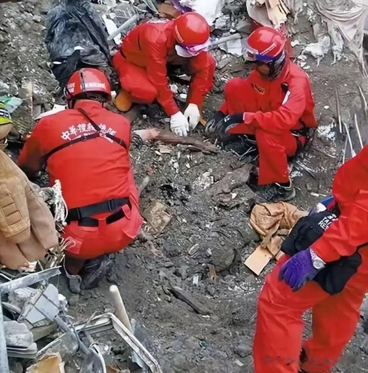 重庆彭水网格员龚宝冬本来是能躲过这次灾难的，是他第二次折返回去叫人，才被埋在了下