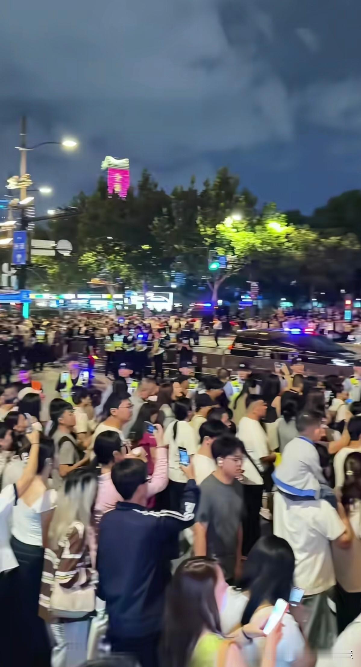 魔都就是魔都，国际化大都市就是不一样。一到节假日，上海南京路和外滩的游客流量，瞬