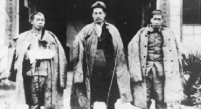 1935年，王耀武得知部下俘虏了一个红军师长，兴冲冲的跑过去准备审讯，但当他看到