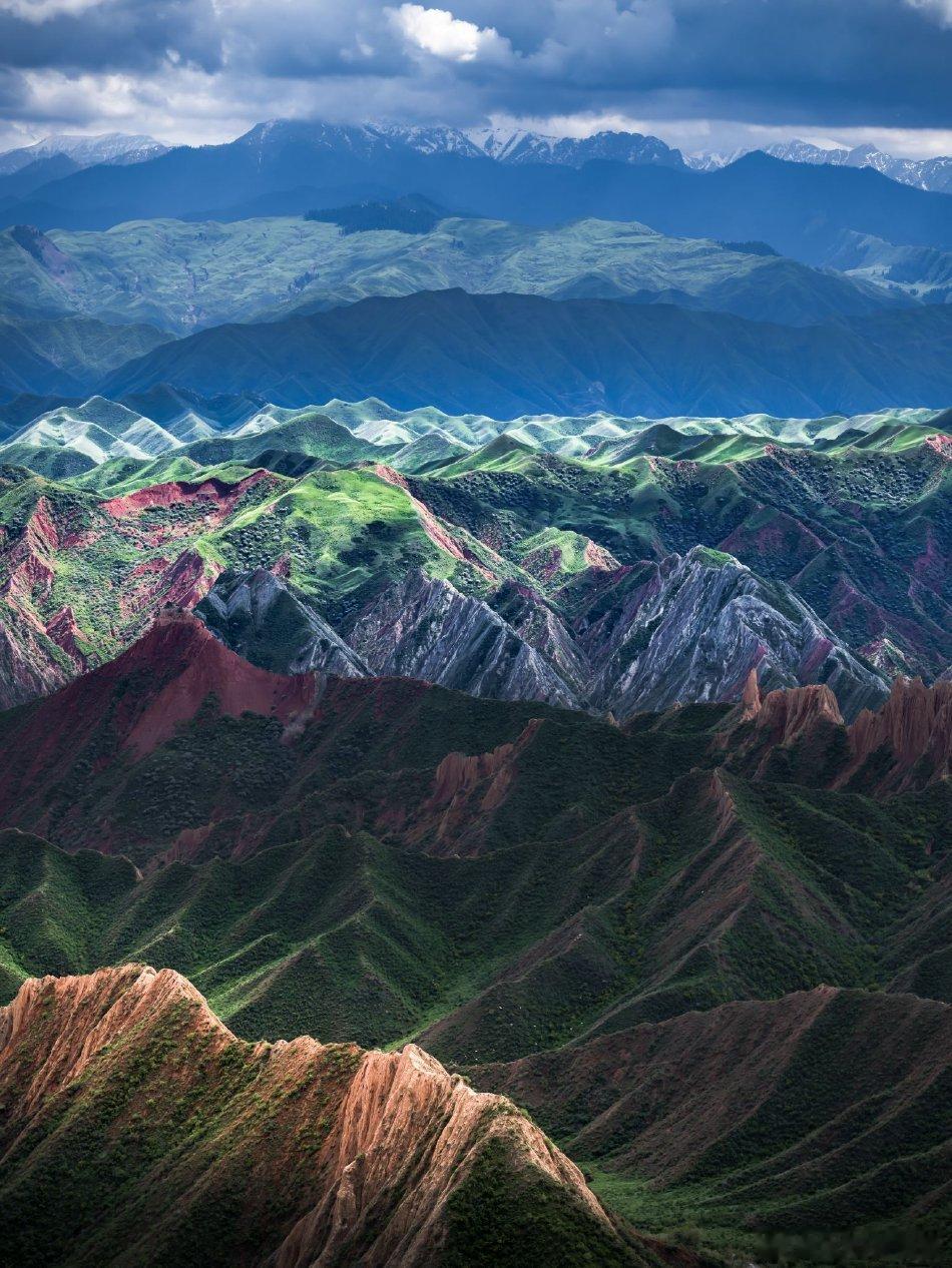 微博旅行ing盛夏追光之旅新疆塔城真的把浪漫写进了每一寸土地，开阔草原铺向远山，