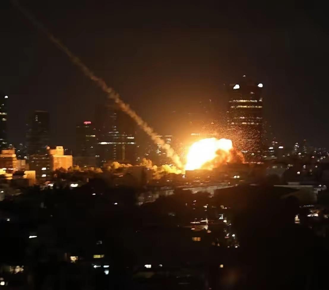 这绝不是运气，伊朗法塔赫-2高超音速导弹这是对以色列防空反导系统的绝对压制，快到