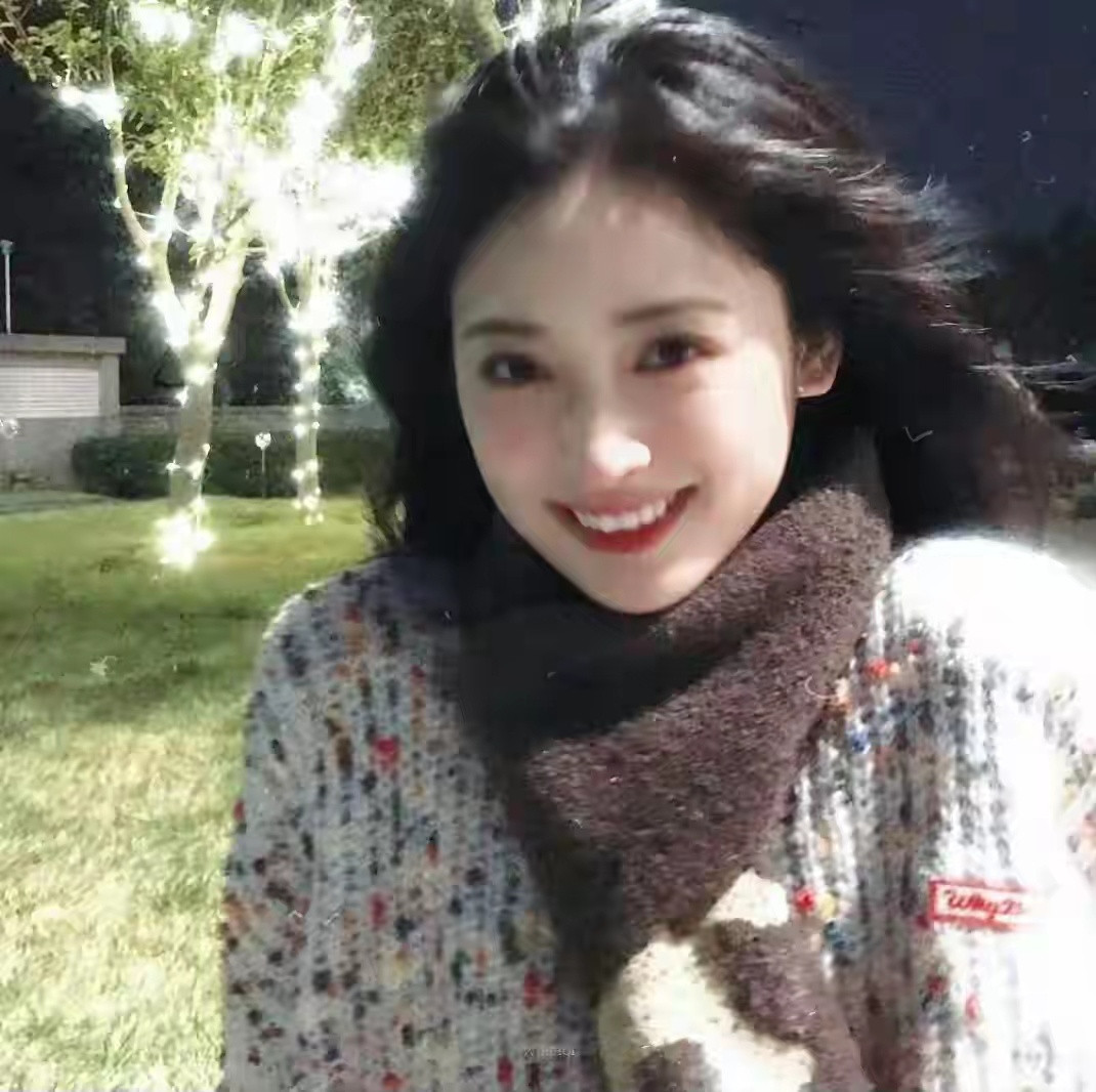沈月机场路透，溜肩身材瘦弱，妆容显脏法令纹明显，网友：精致土​​​