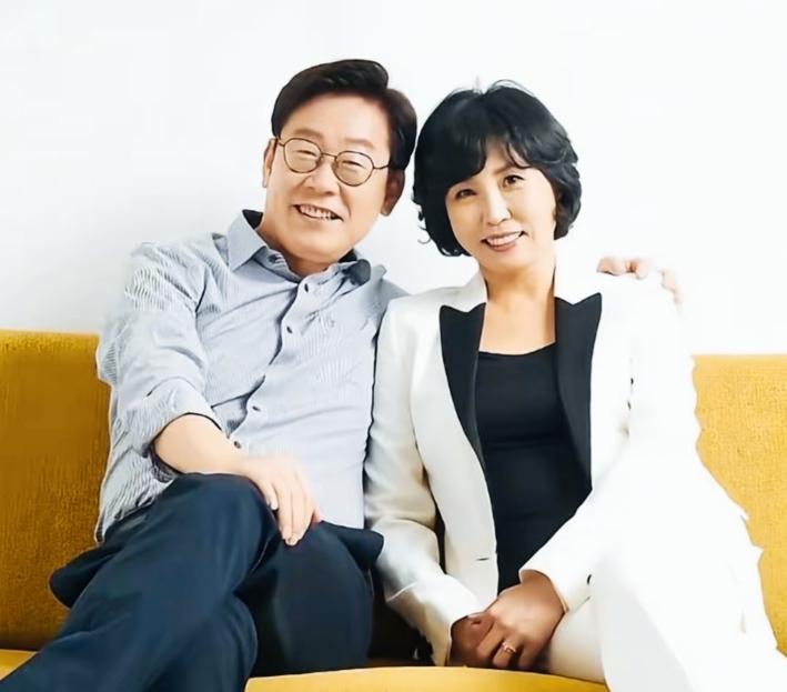 李在明和妻子金惠景看起来是不是非常恩爱啊！李在明和妻子金惠景一看就是郎才女貌啊