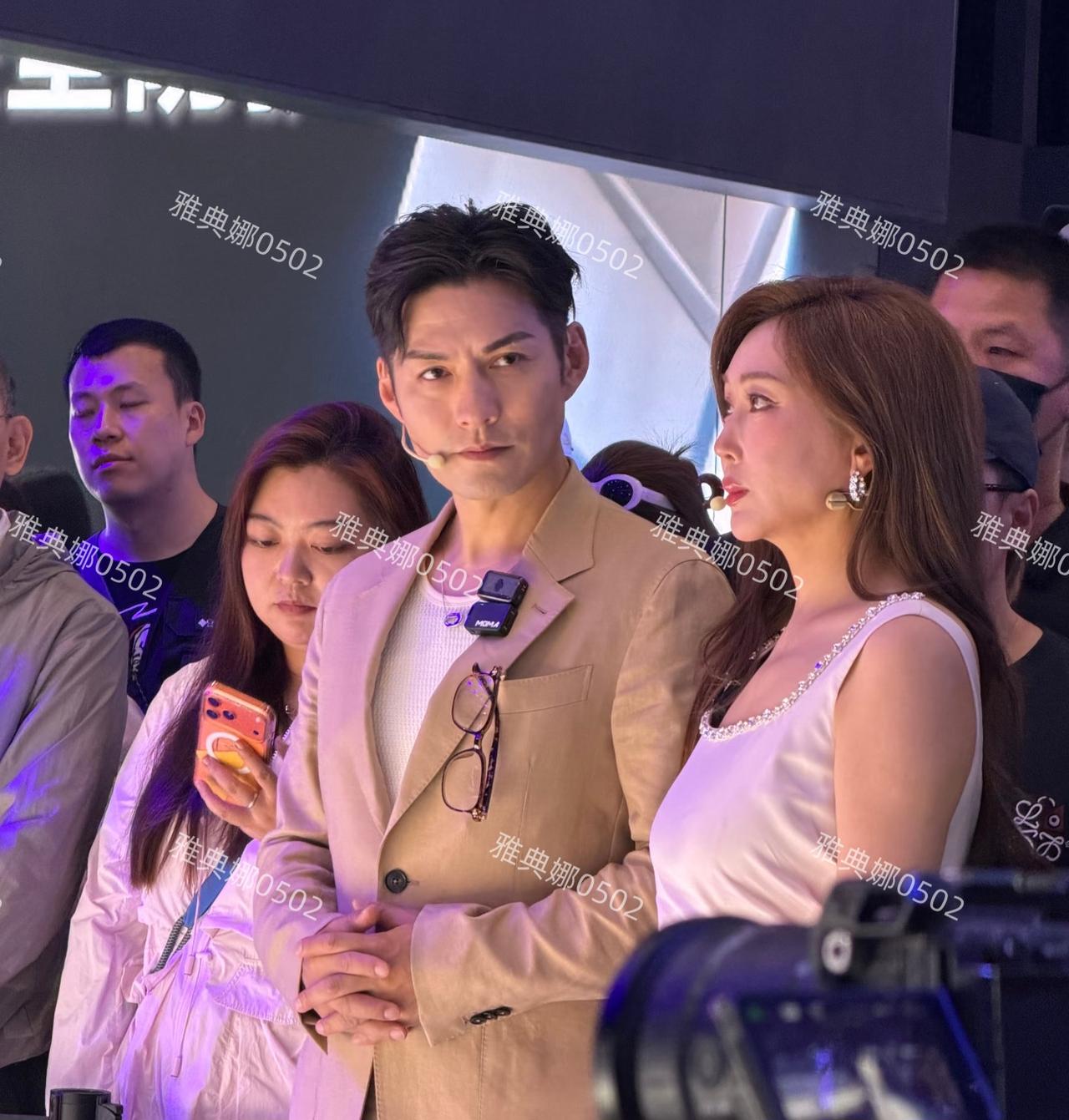 北京车展偶遇严屹宽杜若溪夫妇，严屹宽虽然快50岁了，但他真是建模脸剑眉星目五官深