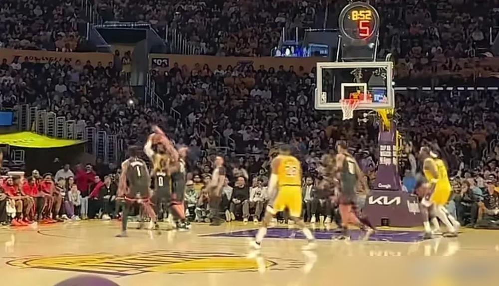 火箭队主帅赛后脸都白了：派两个人防他突破，结果他连球都没运，光靠传球就把我们打穿